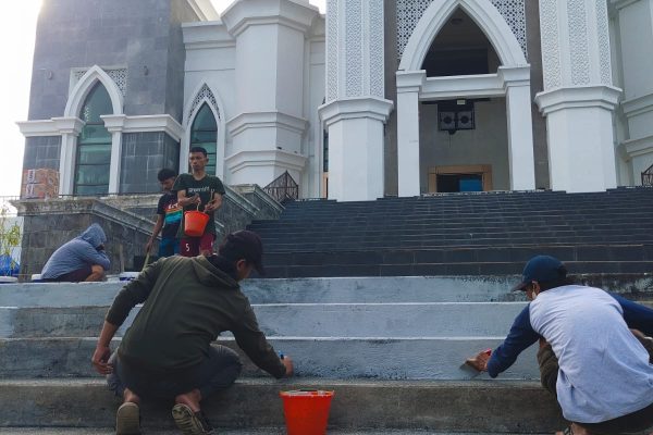 Sejumlah ASN Pemkot Parepare gotong royong membenahi masjid agung menyambut bulan suci Ramadan