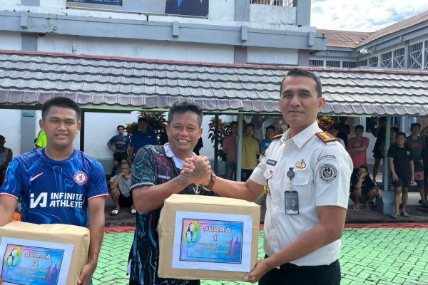 Kalapas Parepare Marten menyerahkan hadiah turnamen futsal antar warga binaan