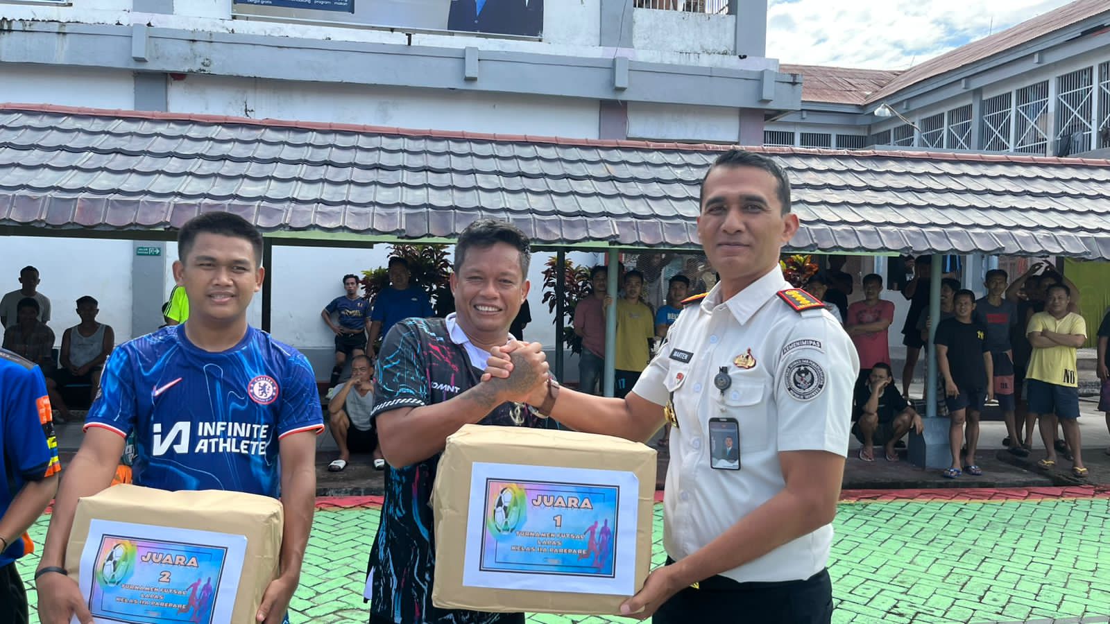 Kalapas Parepare Marten menyerahkan hadiah turnamen futsal antar warga binaan