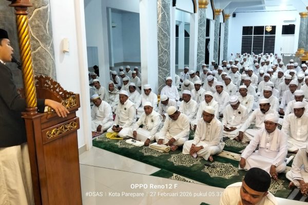 Ratusan jemaah memadati Masjid Jami Raudatul Hj Sadjerah di Jalan Bau Massepe, Kelurahan Lumpue, Kecamatan Bacukiki Barat