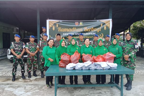 Keluarga besar Denpom XIV/2 Parepare melaksanakan kegiatan sosial berbagi takjil buka puasa Ramadhan