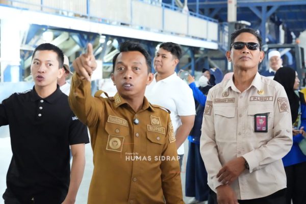 Bupati Sidenreng Rappang Syaharuddin Alrif meninjau pabrik beras CV Rahma 35