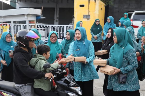 Ketua Tim Penggerak PKK Parepare dr Andi Arfiah Tasming turun ke jalan menggelar aksi berbagi takjil kepada masyarakat