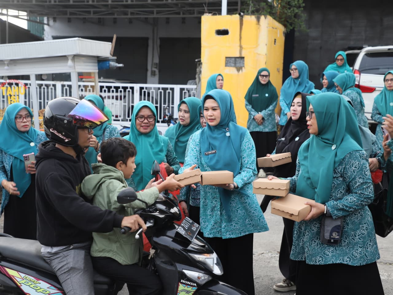Ketua Tim Penggerak PKK Parepare dr Andi Arfiah Tasming turun ke jalan menggelar aksi berbagi takjil kepada masyarakat