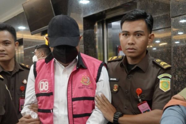 Kejaksaan Tinggi Sulsel resmi menahan Eks Penjabat Gubernur Sulsel tersangka pengadaan korupsi bibit nanas