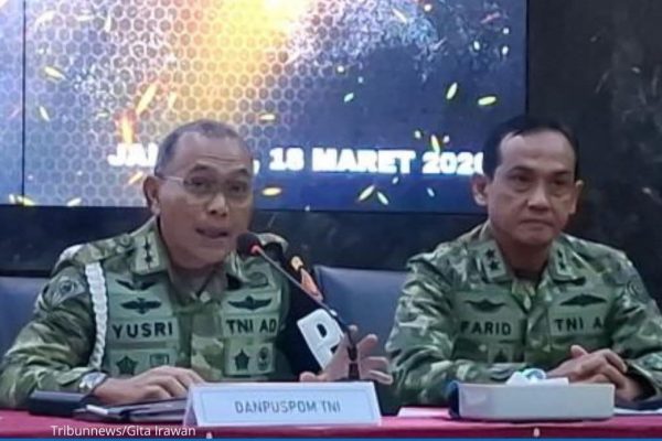 Danpuspom TNI Mayor Jenderal Yusri Nuryanto menjawab pertanyaan sejumlah wartawan terkait perkembangan penanganan anggota TNI yang terlibat penganiyaan aktivis