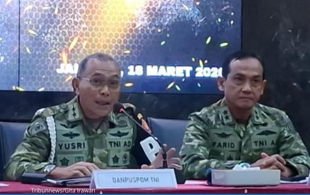 Danpuspom TNI Mayor Jenderal Yusri Nuryanto menjawab pertanyaan sejumlah wartawan terkait perkembangan penanganan anggota TNI yang terlibat penganiyaan aktivis