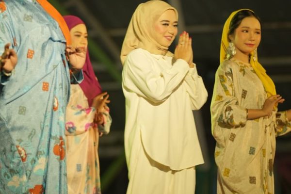 Para peserta fashion show brand lokal etnik kota Parepare tampil pada ajang yang digelar panitia ramadan fair BPC HIPMI Parepare 