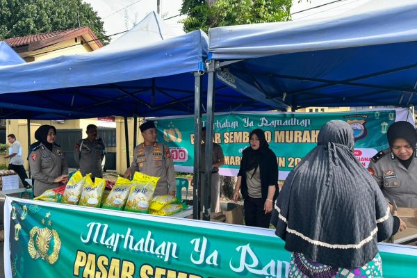 Polres Maros menggelar kegiatan pasar murah yang dilaksanakan di depan Mako Polres Maros