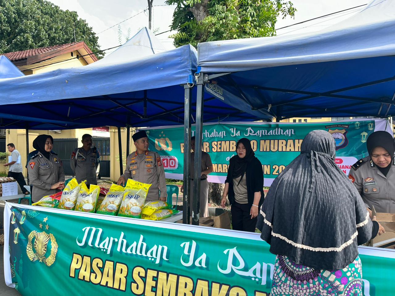 Polres Maros menggelar kegiatan pasar murah yang dilaksanakan di depan Mako Polres Maros