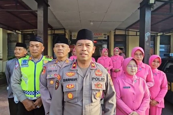 Kapolsek Ujung Kompol Nur Parape bersama jajaran dan ibu bhayangkari Polsek Ujung