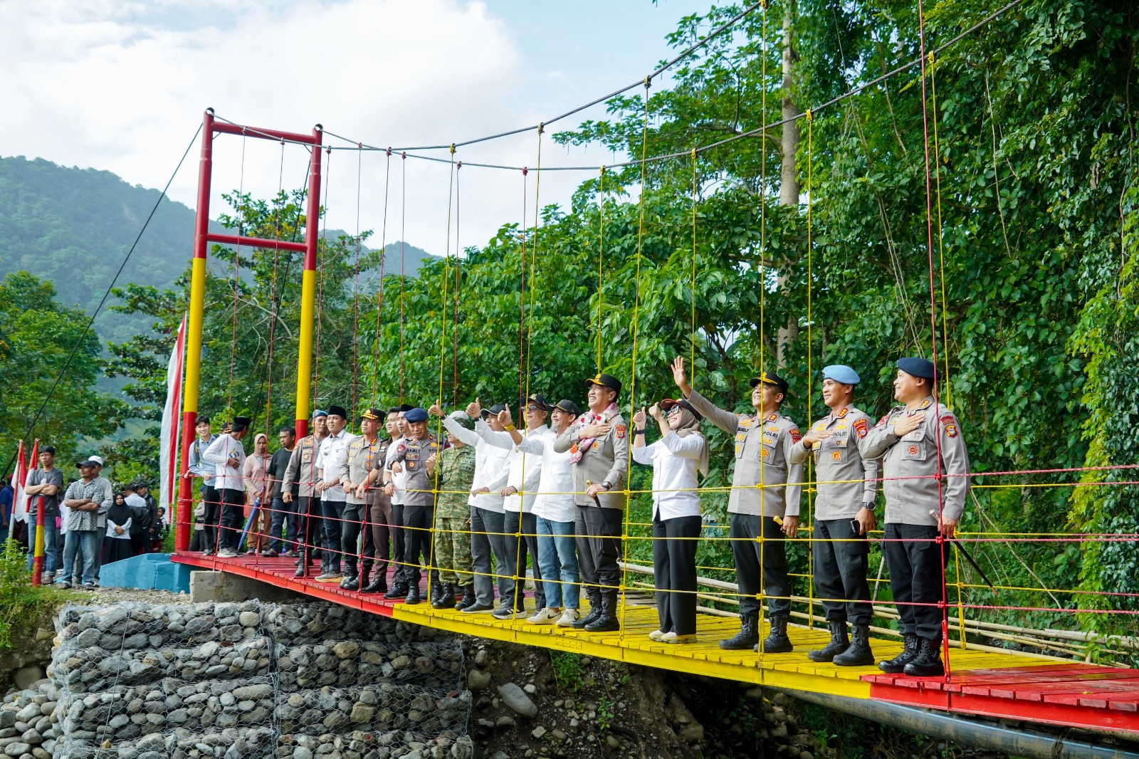 Kapolda Sulsel Irjen Pol Djuhandani bersama Bupati Barru Andi Ina Kartika Sari meresmikan penggunaan jembatan gantung di Desa Nepo Kecamatan Mallusetasi Kabupaten Barru