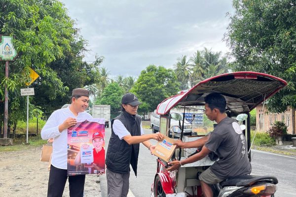 Suasana pembagian takjil buka puasa di jalan-jalan