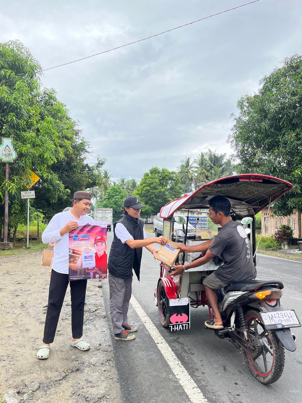 Suasana pembagian takjil buka puasa di jalan-jalan