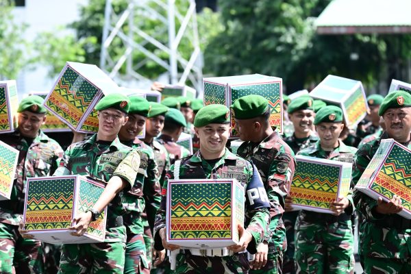Menjelang Hari Raya Idul Fitri 2026, Pangdam XIV/Hasanuddin Mayjen TNI Bangun Nawoko memberikan bingkisan lebaran kepada prajurit dan PNS di lingkungan Makodam