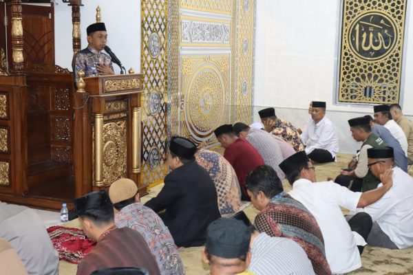 Bupati Sidenreng Rappang (Sidrap) H. Syaharuddin Alrif menyampaikan pesan tentang pentingnya zakat dan sedekah saat ceramah tarawih di Masjid Al Imam, Desa Sumpang Mango, Kecamatan Pitu Riawa