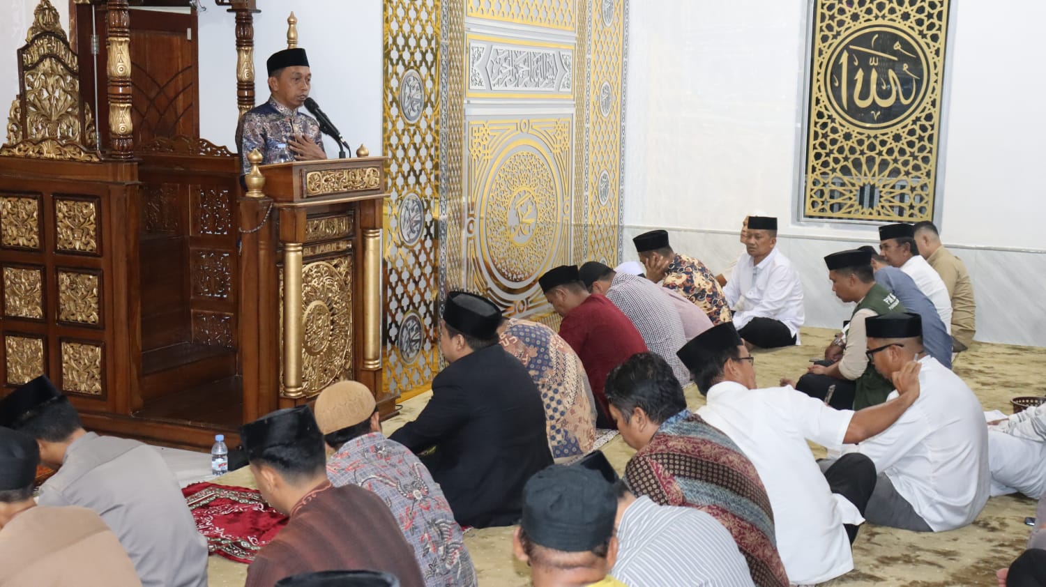 Bupati Sidenreng Rappang (Sidrap) H. Syaharuddin Alrif menyampaikan pesan tentang pentingnya zakat dan sedekah saat ceramah tarawih di Masjid Al Imam, Desa Sumpang Mango, Kecamatan Pitu Riawa