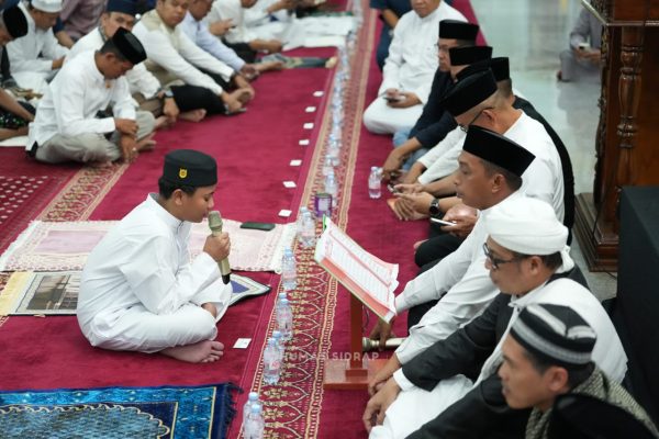 Bupati Sidrap Syaharuddin Alrif menghadiri peringatan Nuzulul Qur'an di Masjid Agung