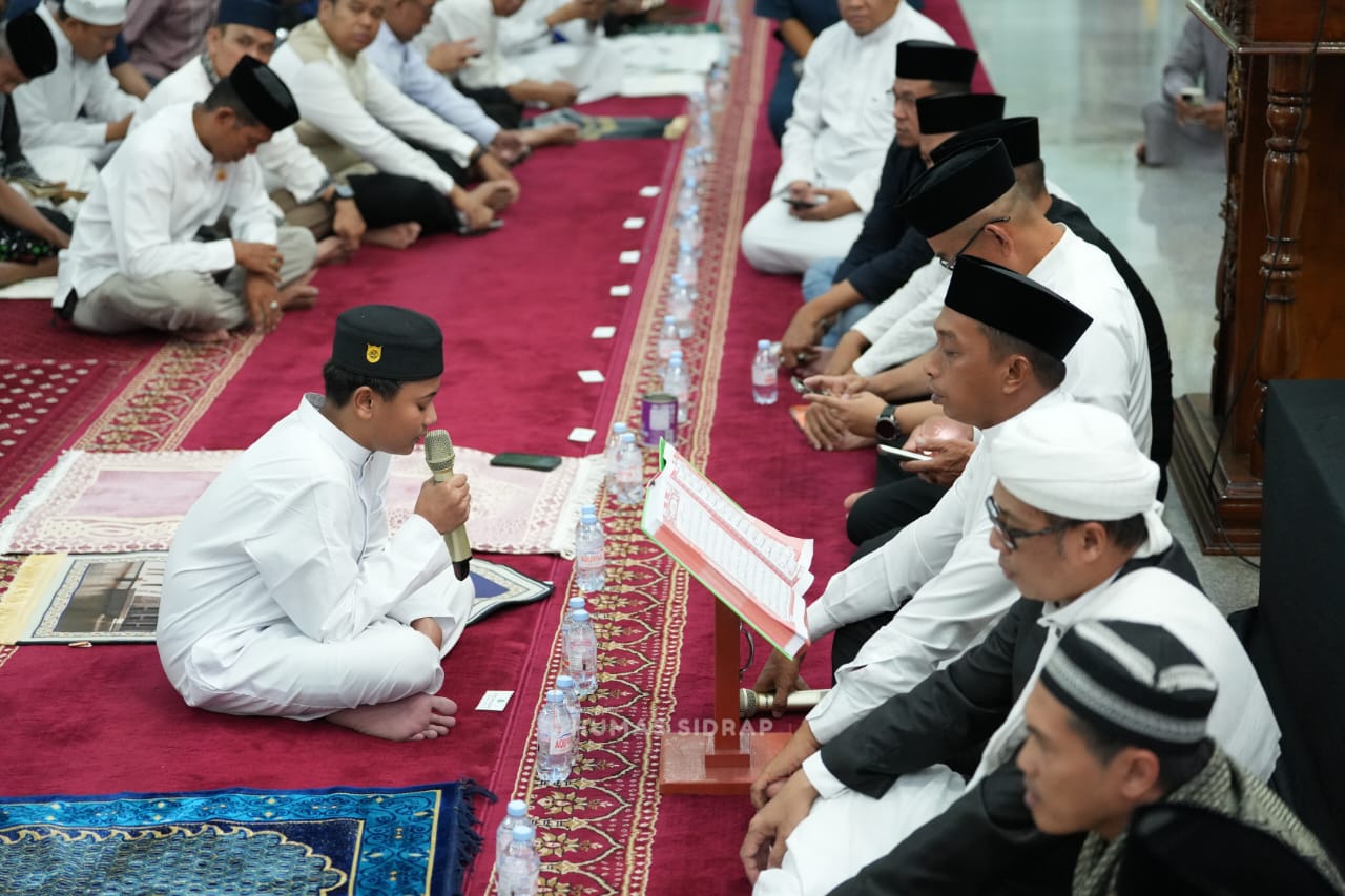 Bupati Sidrap Syaharuddin Alrif menghadiri peringatan Nuzulul Qur'an di Masjid Agung