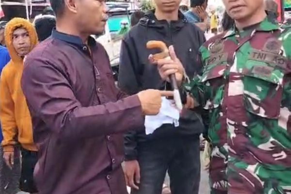 Ketegangan sempat terjadi saat pihak keluarga penggugat berupaya memasang papan pengumuman di lokasi tanah yang masih dalam proses sengketa.