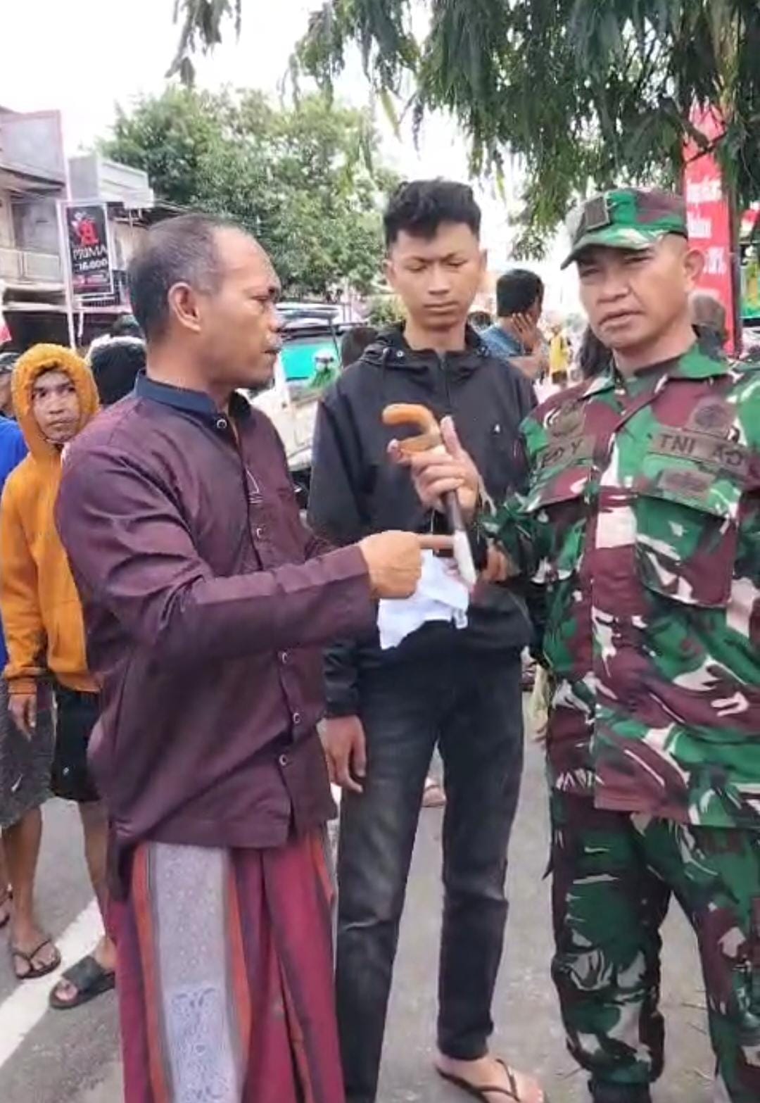 Ketegangan sempat terjadi saat pihak keluarga penggugat berupaya memasang papan pengumuman di lokasi tanah yang masih dalam proses sengketa.