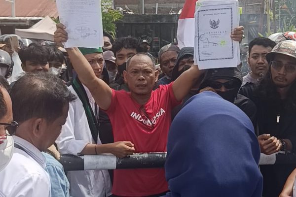 Muh. Yunus Tahir salah satu tergugat saat melayangkan protes di PN Pinrang