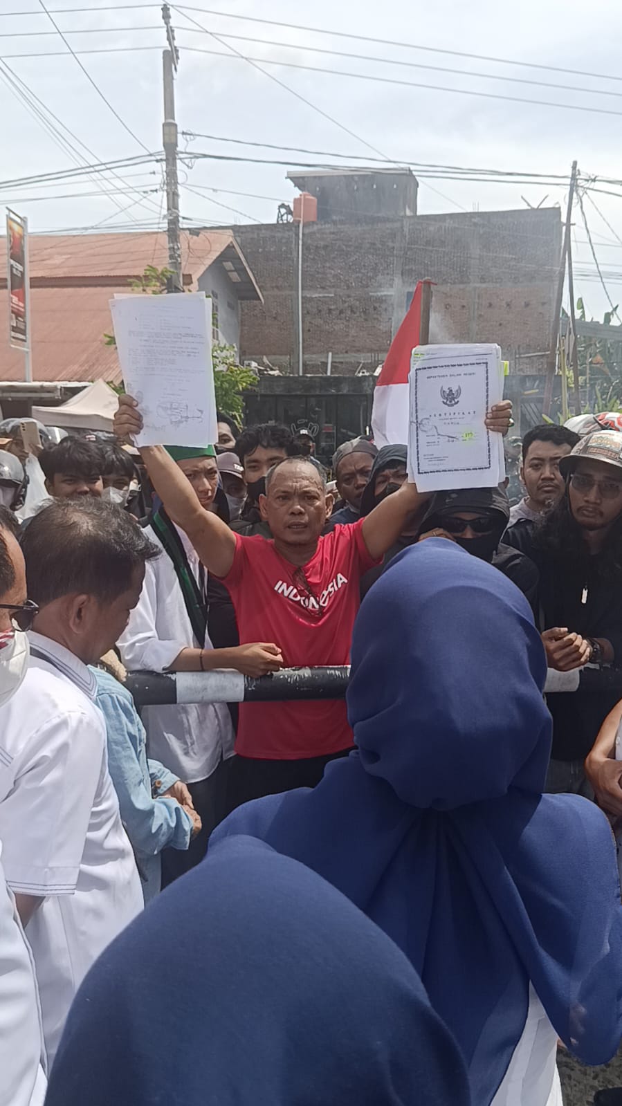 Muh. Yunus Tahir salah satu tergugat saat melayangkan protes di PN Pinrang