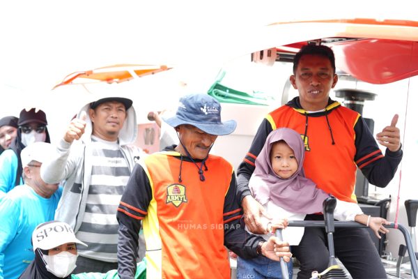 Bupati Sidenreng Rappang (Sidrap) Syaharuddin Alrif melaksanakan panen padi musim tanam I di Desa Bulo, Kecamatan Panca Rijang