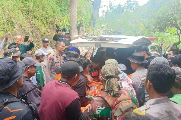 Bhabinkamtibmas Polsek Lembang ditemukan meninggal dunia setelah terjatuh dan terseret arus sungai saat sedang bertugas