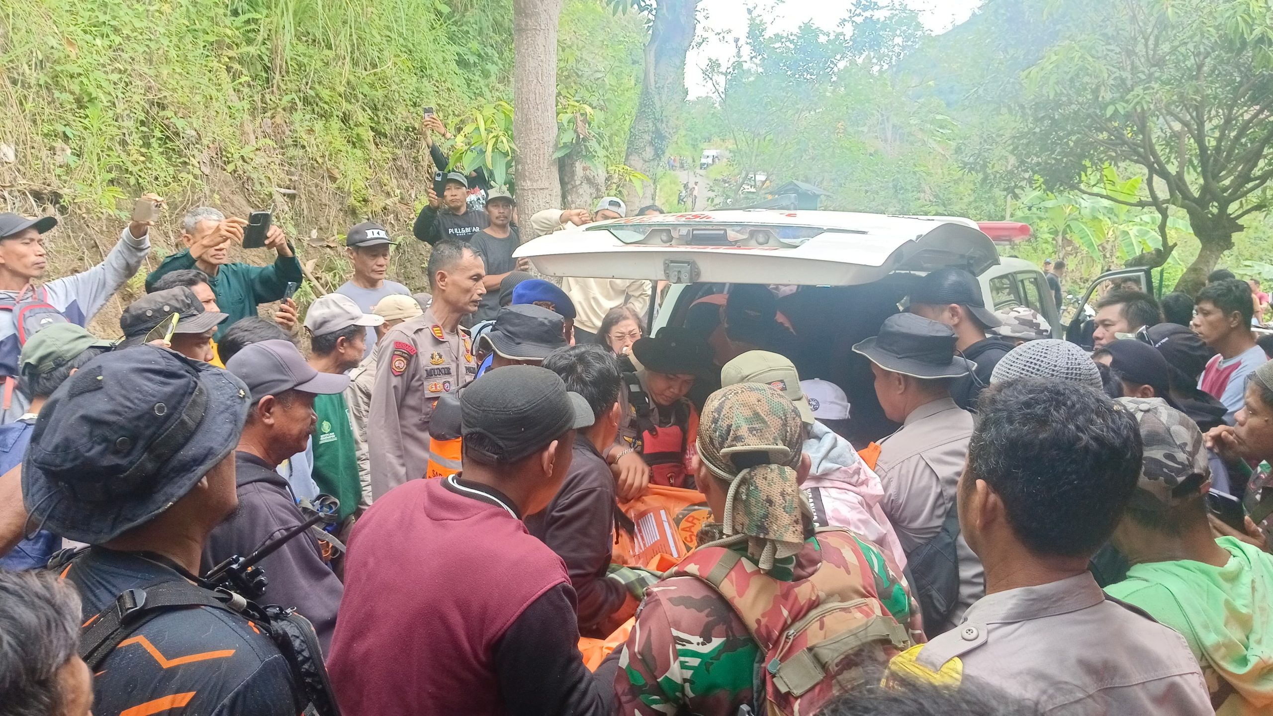 Bhabinkamtibmas Polsek Lembang ditemukan meninggal dunia setelah terjatuh dan terseret arus sungai saat sedang bertugas