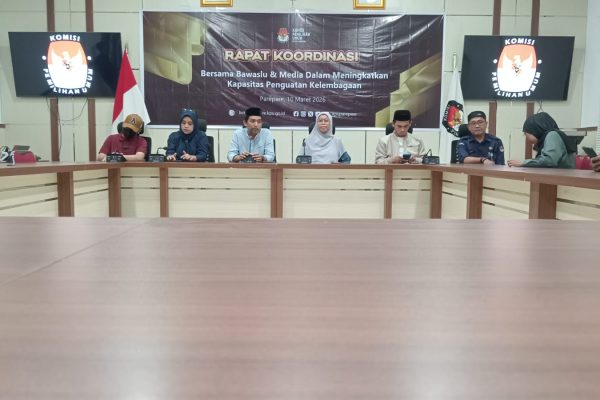 Ketua KPU Parepare bersama jajaran memimpin rapat koordinasi dengan Bawaslu dan media dalam rangka memperkuat kelembagaan