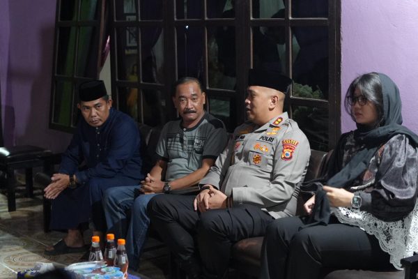 Kapolres Pinrang AKBP Edy Sabhara Mangga Barani, S.I.K bersama Ketua Bhayangkari Cabang Pinrang Ny. Hadijah Edy Mangga Barani serta para Pejabat Utama (PJU) Polres Pinrang melayat ke rumah duka almarhum Aiptu Mattaungan di Kampung Buttu Sappa, Kelurahan Tadokkong, Kecamatan Lembang