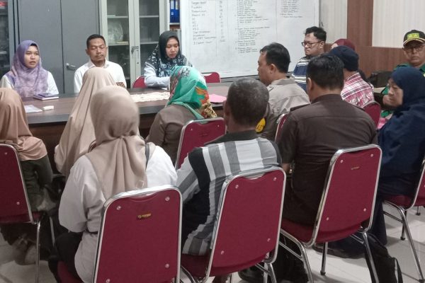 Kepala Seksi Sengketa BPN Parepare, Puji Rahayu didampingi Kepala Survei dan Pengukuran, Wandi memimpin mediasi yang dihadiri Lurah Lompoe dan sejumlah pemilik objek lahan.