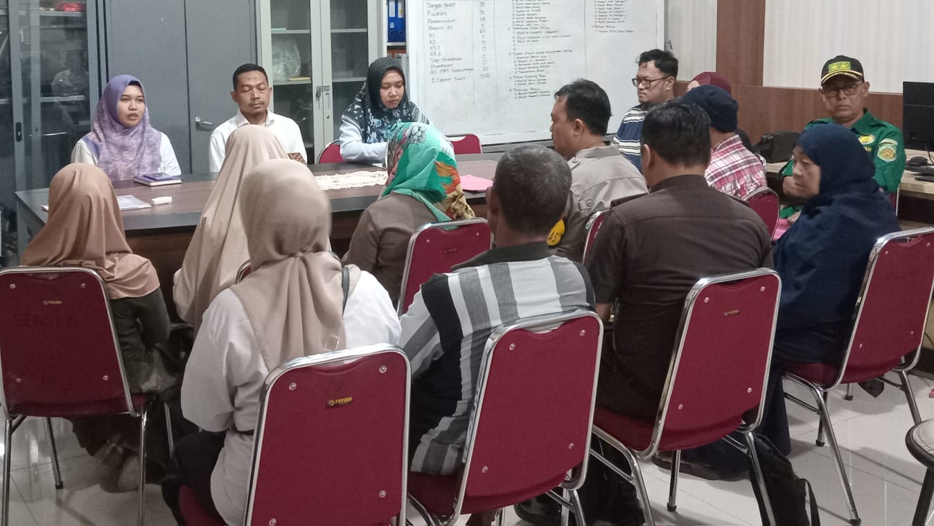 Kepala Seksi Sengketa BPN Parepare, Puji Rahayu didampingi Kepala Survei dan Pengukuran, Wandi memimpin mediasi yang dihadiri Lurah Lompoe dan sejumlah pemilik objek lahan.