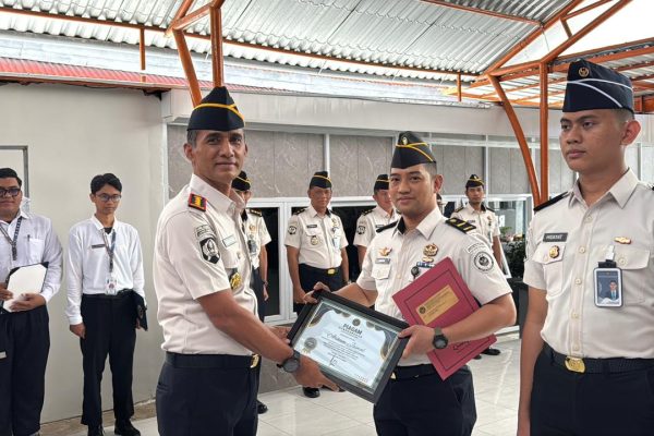 Lapas Parepare melaksanakan apel pagi yang dirangkaikan dengan penyerahan Surat Keputusan (SK) kenaikan pangkat serta piagam penghargaan Pegawai Teladan Triwulan I Tahun 2026