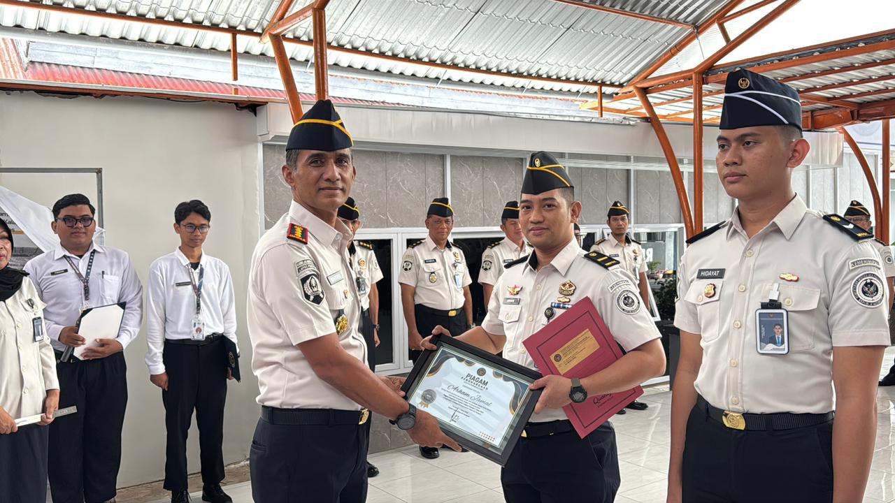 Lapas Parepare melaksanakan apel pagi yang dirangkaikan dengan penyerahan Surat Keputusan (SK) kenaikan pangkat serta piagam penghargaan Pegawai Teladan Triwulan I Tahun 2026