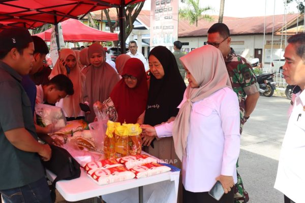 Wakil Bupati Sidenreng Rappang (Sidrap), Nurkanaah, memimpin pelaksanaan Gerakan Pangan Murah (GPM) yang digelar di Jalan Ressang, Kelurahan Pangkajene, Kecamatan Maritengngae