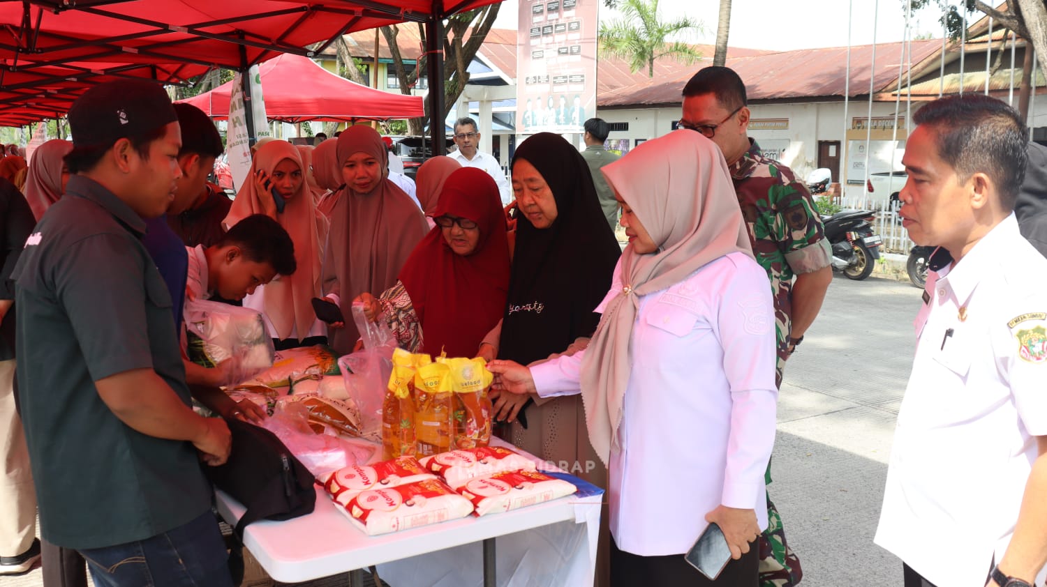 Wakil Bupati Sidenreng Rappang (Sidrap), Nurkanaah, memimpin pelaksanaan Gerakan Pangan Murah (GPM) yang digelar di Jalan Ressang, Kelurahan Pangkajene, Kecamatan Maritengngae