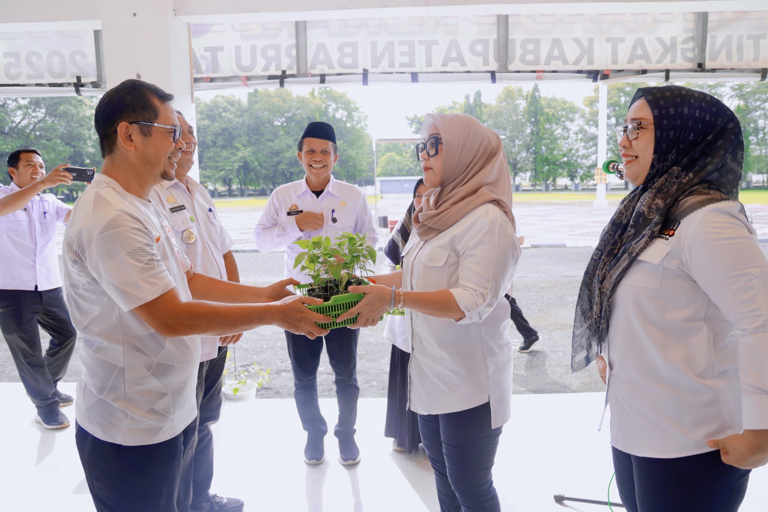 Tim Pengendalian Inflasi Daerah (TPID) Kabupaten Barru yang dipimpin langsung oleh Bupati Barru, Andi Ina Kartika Sari, S.H., M.Si., secara resmi meluncurkan Gerakan Tanam Cabai bagi Aparatur Sipil Negara (ASN) di lingkungan Pemerintah Kabupaten Barru