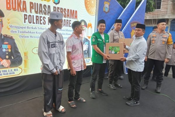 Wali Kota Parepare bersama Kapolres menyerahkan bingkisan hari raya kepada perwakilan OKP, Media dan anggota polisi dalam kegiatan buka bersama yang berlangsung di halaman Mapolres Parepare