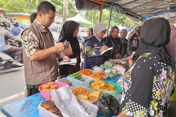 Kepala BPOM Makassar, Yosep Dwi Irwan bersama Dinas Kesehatan dan Perdagangan melaksanakan Intensifikasi pengawasan pangan di Parepare