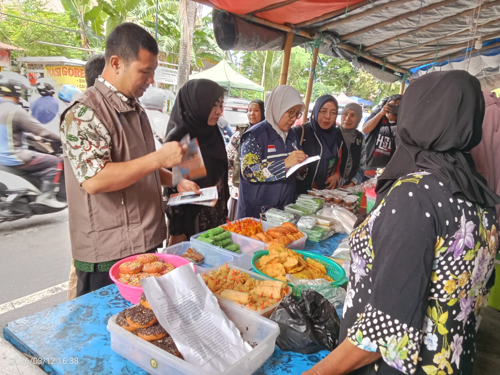 Kepala BPOM Makassar, Yosep Dwi Irwan bersama Dinas Kesehatan dan Perdagangan melaksanakan Intensifikasi pengawasan pangan di Parepare