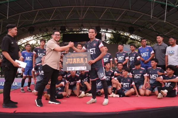 Sekda Parepare menyerahkan penghargaan kepada juara liga ramadhan PSSI kepada Juara Media FC