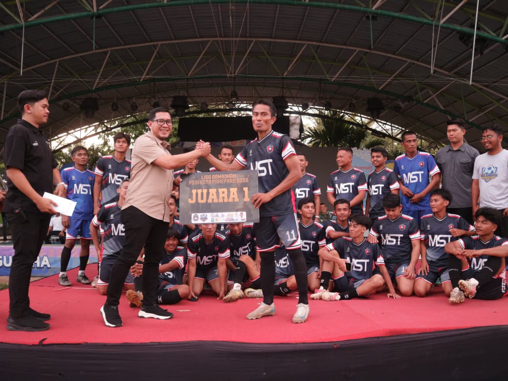 Sekda Parepare menyerahkan penghargaan kepada juara liga ramadhan PSSI kepada Juara Media FC