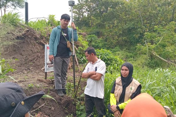 Petugas ukur BPN melakukan pengambilan data dan dokumentasi terhadap objek lahan yang diduga tumpang tindih disaksikan Lurah Lompoe dan pemilik objek