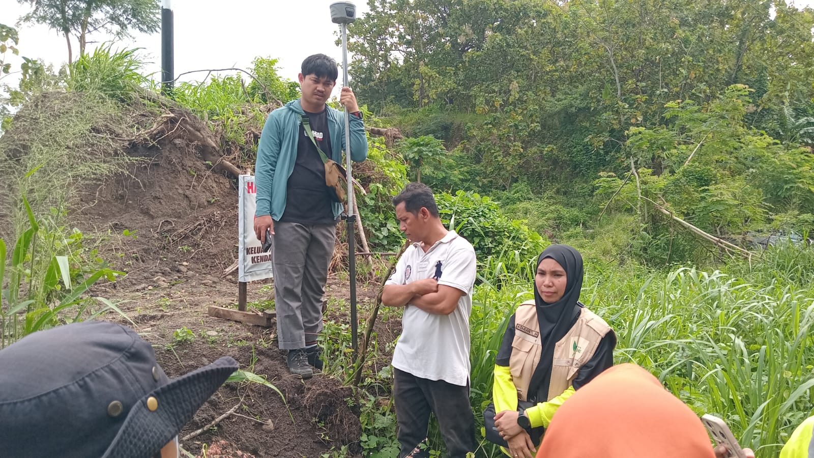 Petugas ukur BPN melakukan pengambilan data dan dokumentasi terhadap objek lahan yang diduga tumpang tindih disaksikan Lurah Lompoe dan pemilik objek