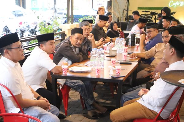Wali Kota Parepare Tasming Hamid bersama Wakilnya Hermanto dan Sekda Amarun Agung Hamka menghadiri buka puasa bersama insan pers di salah satu kafe di Parepare