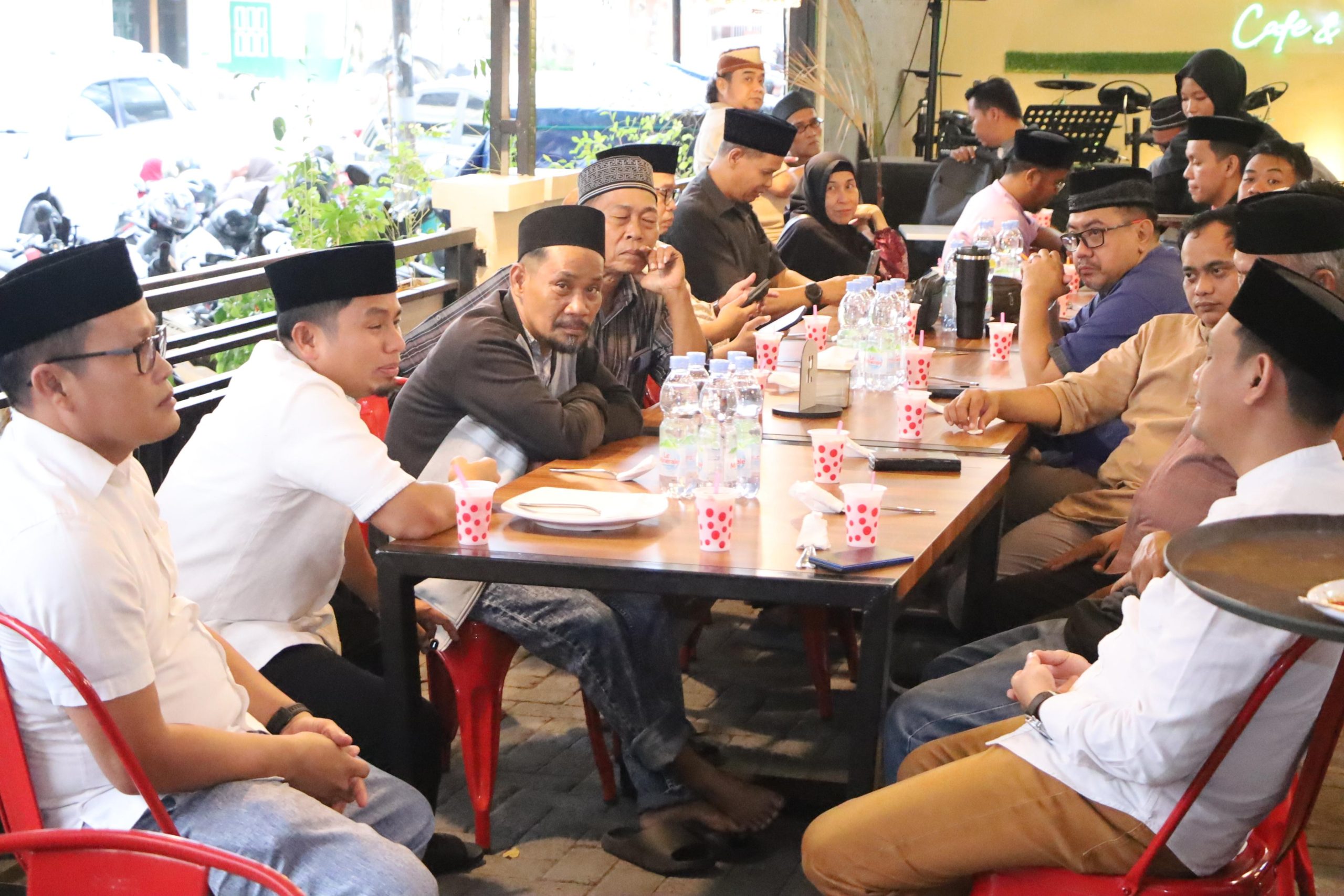 Wali Kota Parepare Tasming Hamid bersama Wakilnya Hermanto dan Sekda Amarun Agung Hamka menghadiri buka puasa bersama insan pers di salah satu kafe di Parepare