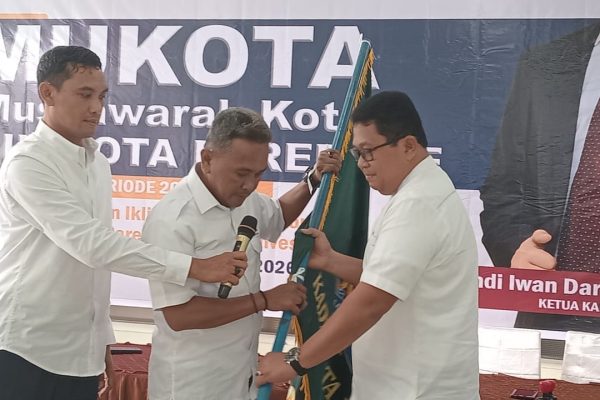 Ketua Steering Commite sekaligus pengurus Kadin Provinsi Sulawesi Selatan menyerahkan bendera pataka kepada Ketua Kadin Parepare Idham Nusu pada musyawarah kota yang berlangsung di lagota kafe