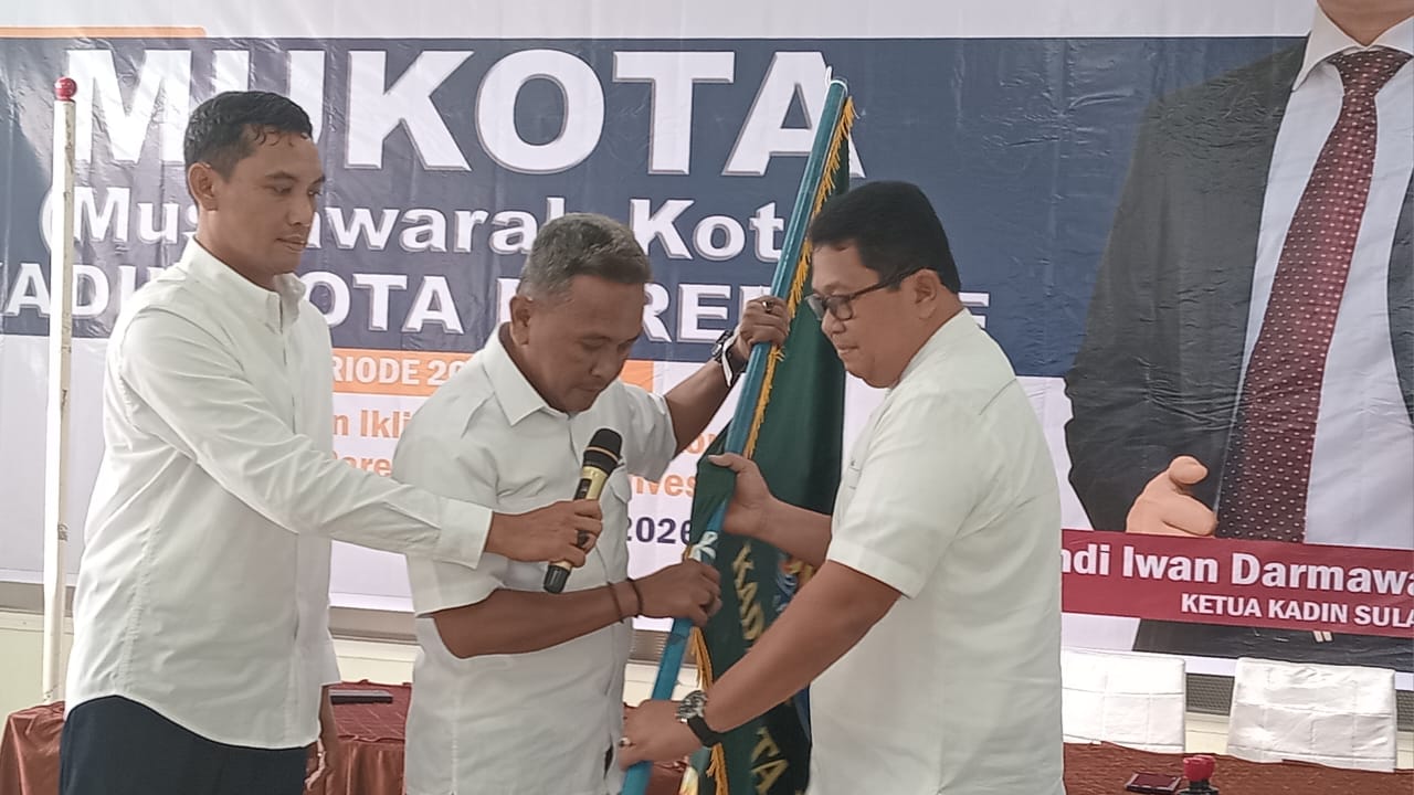 Ketua Steering Commite sekaligus pengurus Kadin Provinsi Sulawesi Selatan menyerahkan bendera pataka kepada Ketua Kadin Parepare Idham Nusu pada musyawarah kota yang berlangsung di lagota kafe